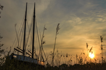 Historisches Frachtschiff auf den Trockenden