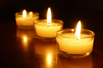 Obraz na płótnie Canvas Candles light flame on dark background.