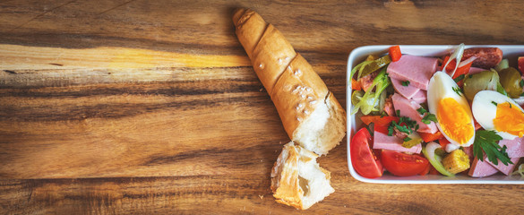 bunter Wiener Wurstsalat mit Ei und Salzstangerl