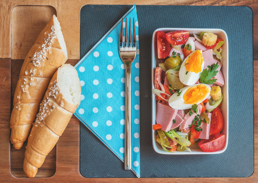 bunter Wiener Wurstsalat mit Ei und Salzstangerl