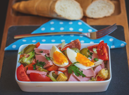 bunter Wiener Wurstsalat mit Ei und Salzstangerl