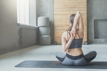 Stoff pro Meter Junge Frau im Yoga-Kurs, Rückendehnung © Prostock-studio