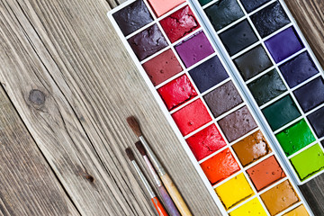 handmade aquarelle paint-box and three brushe