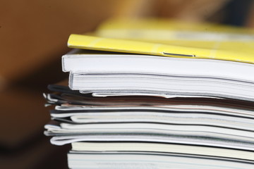 Alte,  aufgestapelte Prospekte