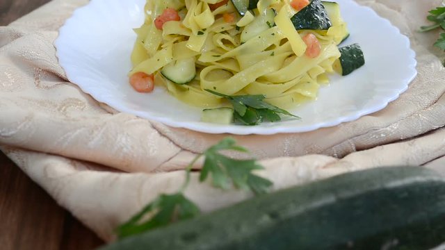Tagliatelle zucchine e gamberetti
