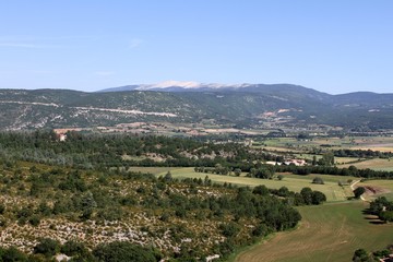 Obraz premium vue sur le mont ventoux dans le Vaucluse
