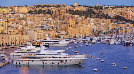 view to Great Harbor at sunset from Upper Barrakka Gardens, Valetta, Malta - obrazy, fototapety, plakaty