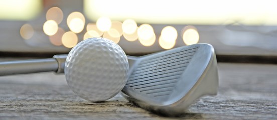 Golfschl&auml;ger mit Golfball und Bokeh Banner
