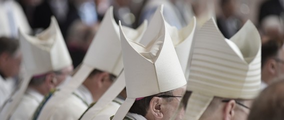Bischofsmützen MItra im Hochamt Gottesdienst