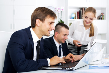 Obraz premium Business man sitting with laptop on desk