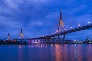 Obraz premium Bhumibol Bridge in night time with water reflection