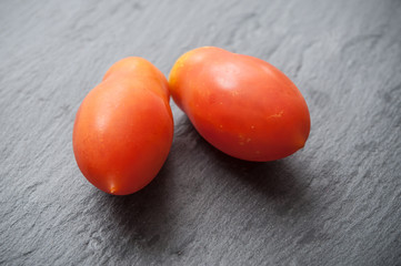 Fototapeta na wymiar détail tomates italiennes sur ardoise