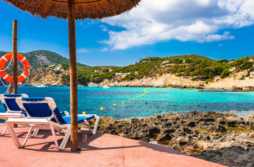 Sommer Urlaub Mittelmeer Strand Sonnenschirm Sonnenliegen Insel Mallorca 