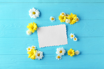 Obraz premium Beautiful floral composition with chamomile flowers and greeting card on color background