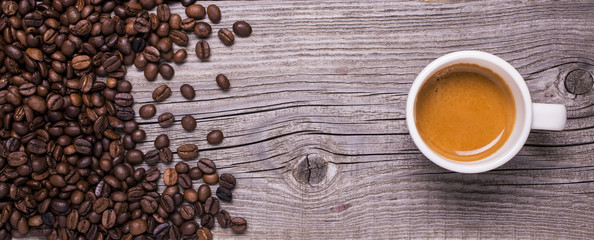 tazzina di caffè espresso su fondo legno