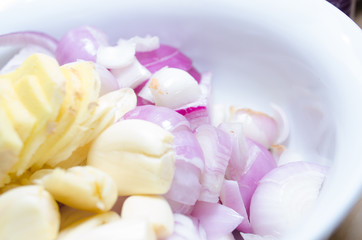 Obraz na płótnie Canvas Red onion and Garlic in bowl