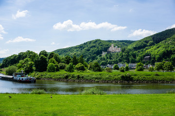 Fototapeta premium Schloss Stolzenfels Rheintal Rhein bei blauen Himmel mit wolken