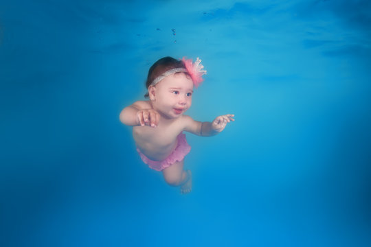 Little girl swims under water