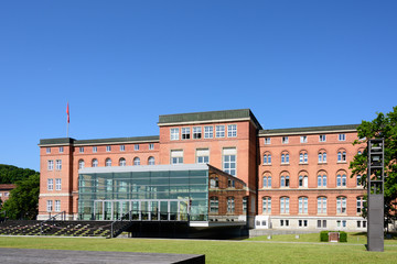 Fototapeta na wymiar Parlament mit verglastem Sitzungssaal in Kiel