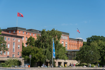 Parlamentsgebäde des Landtages in Kiel am Fördeufer
