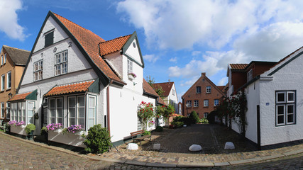 Fototapeta na wymiar Husum Schleswig-Holstein - historische Gasse Wasserreihe 