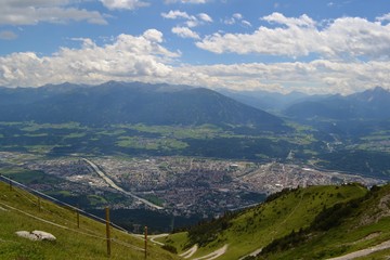 Innsbruck mit Berglandschaft in Tirol