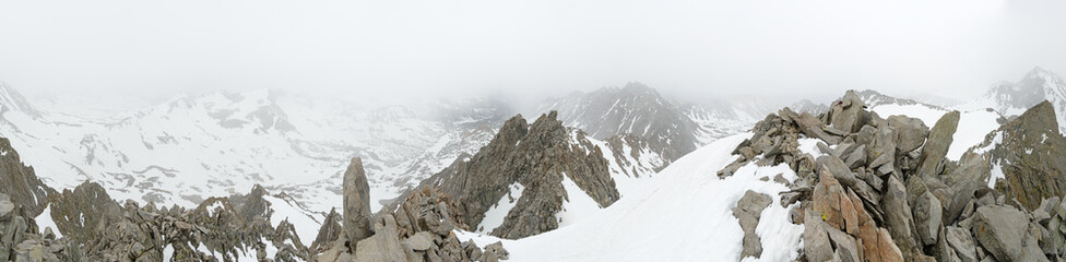 Fototapeta na wymiar Foggy Mountain Top Panorama