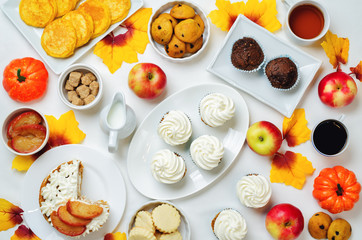 Obraz na płótnie Canvas Autumn sweets and baking celebration table setting