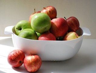 Apples in bowl