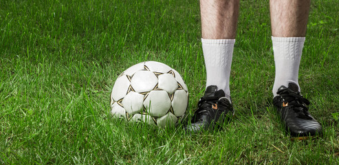 Футбол, футболист, рефери, игра с мячом на траве
