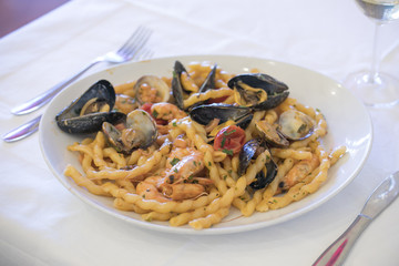 seafood, mussels, pasta, food, dish, meal, plate, cuisine, spaghetti, lunch, sauce, italian