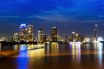 Fototapeta na wymiar Cityscape view of Bangkok modern office business building