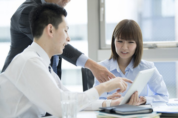 Fototapeta premium Men use tablets to explain