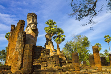 Old statue Wat Phra Si Ratanamahathat