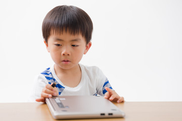 Naklejka premium パソコン・男の子(白バック)