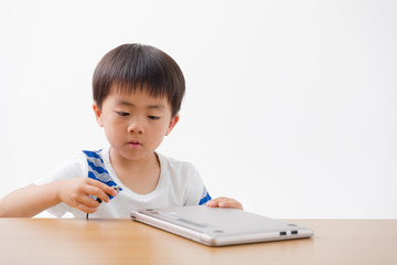 Naklejka premium パソコン・男の子(白バック)
