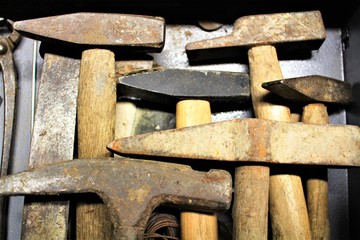 An image of a hammer