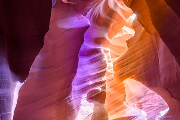 Lower Antelope Canyon - gelegen op Navajo-land in de buurt van Page, Arizona, VS - prachtige gekleurde rotsformatie in slotcanyon in het Amerikaanse zuidwesten