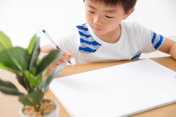 勉強する男の子