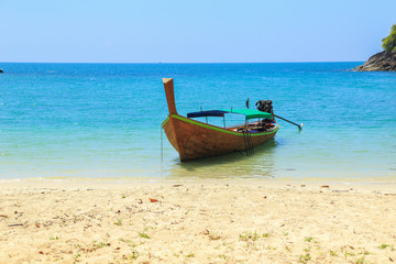Obraz premium Tropical beach, traditional long tail boats, Andaman Sea, Thailand