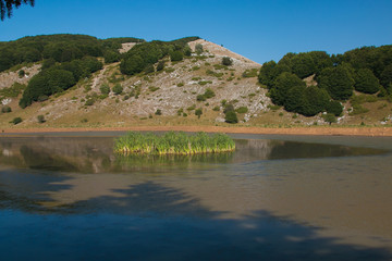 Fototapeta na wymiar Lago di montagna nell'altopiano di Rascino