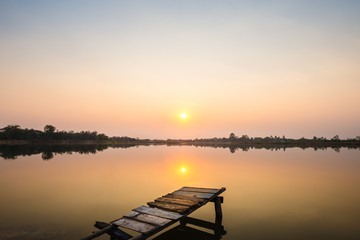 Obraz premium wooden bridge at the lake on sunset