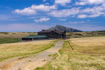 Schneekoppe und Wiesenbaude im Riesengebirge - the mountain Sniezka and Meadow Chalet in Giant...