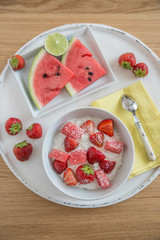 Joghurt mit Müsli und Melone