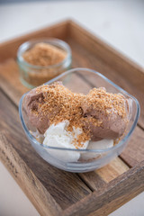 Eisbecher mit Kokos Eiscreme und Schokoladen Eiscreme