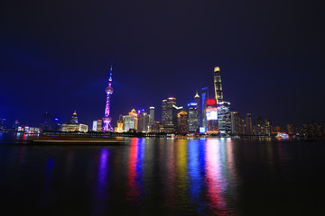 Obraz na płótnie Canvas night view at shanghai china, huangpu river and bund