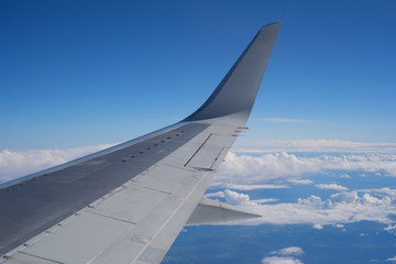 Fototapeta premium Wing of an airplane over the city