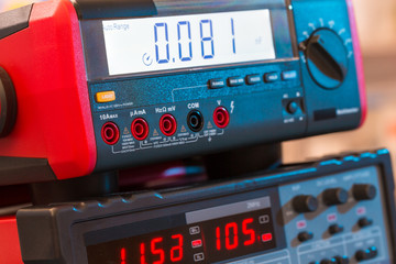 Electronic device for measuring electrical signals