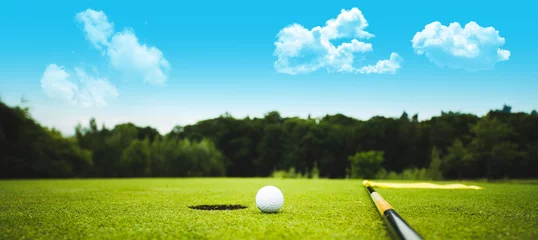 Deurstickers Loch auf einem Golfplatz bei blauem Himmel © Gerhard Seybert