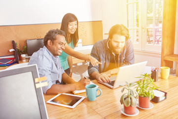 Startup Business Team am Laptop Computer